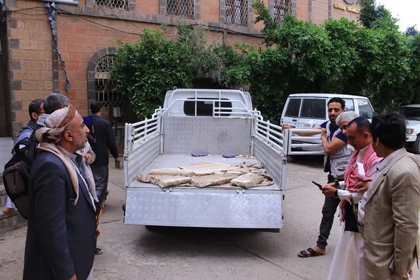 رئيس الهيئة العامة للآثار والمتاحف يتسلم شاهدي قبرين أثريين